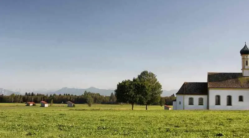 Fazenda com arvores e casa branca