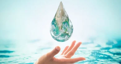 Grande gota d'água sobre mão com fundo de mar