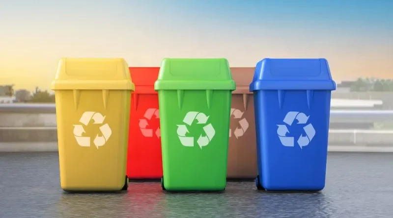Lixeiras de cores variadas utilizadas para gestão de resíduos