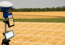 Agricultura de precisão com equipamentos modernos em campo de cultivo.