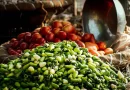 Pimenta verde fresca em mercado agrícola.