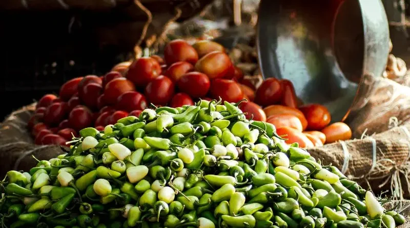 Pimenta verde fresca em mercado agrícola.