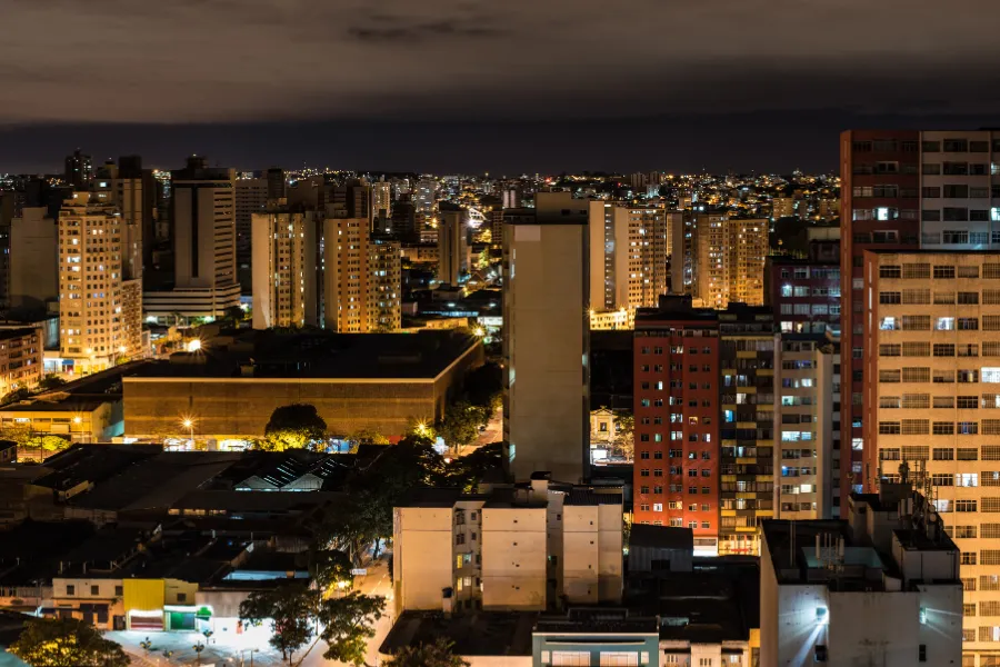 Vista aérea noturna da Savassi, em BH.